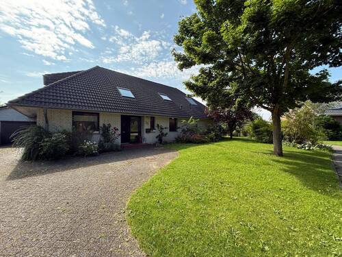 Auffahrt und Eingang - 