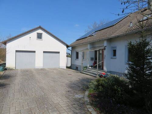 Ihr neues Zuhause - Attraktives Einfamilienhaus mit ELW, großem Grundstück und traumhafter Aussicht in Illschwang