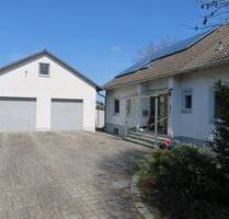 Attraktives Einfamilienhaus mit ELW, großem Grundstück und traumhafter Aussicht in Illschwang