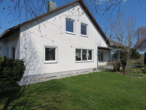 Ansicht mit Terrasse - 7 Zimmer Einfamilienhaus zum Kaufen in Illschwang