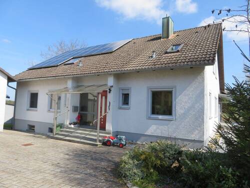 Vorhof mit Eingang - 7 Zimmer Einfamilienhaus in Illschwang