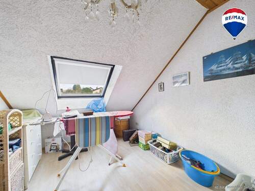 RE/MAX Immobilien DeLux Einfamilienhaus Niederlosheim Schlafzimmer - 