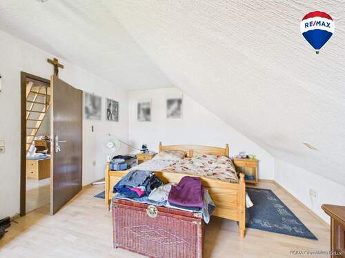 RE/MAX Immobilien DeLux Einfamilienhaus Niederlosheim Schlafzimmer - 