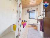 RE/MAX Immobilien DeLux Einfamilienhaus Niederlosheim Badezimmer - 