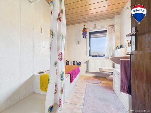 RE/MAX Immobilien DeLux Einfamilienhaus Niederlosheim Badezimmer - 