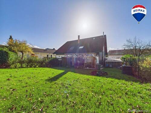 RE/MAX Immobilien DeLux Einfamilienhaus Niederlosheim Rückansicht - 