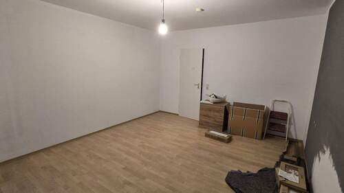 Schlafzimmer mit Balkonzugang - 2 Zimmer Etagenwohnung zum Kaufen in Wiesbaden