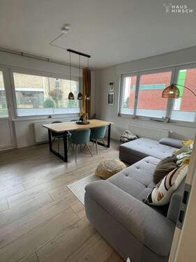 Wohnzimmer - Innenstadtlage - modernisierte 3-Zimmer Wohnung mit 90m² Garten!