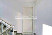 Treppenhaus mit Wohnungseingang - 