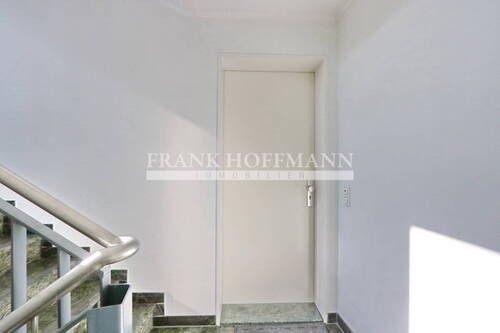 Treppenhaus mit Wohnungseingang - 