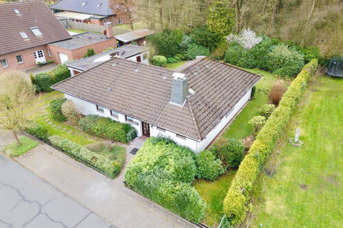 Luftaufnahme Front-/Seitenansicht - 4 Zimmer Einfamilienhaus zum Kaufen in Schiffdorf