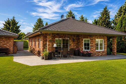 Hausansicht - Top gepflegter Bungalow mit hochwertiger Ausstattung, Garage und sonnigem Traumgarten