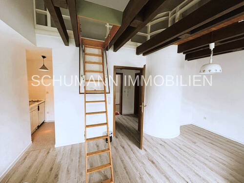 Wohn-Schlafraum mit ausklappbarer Treppe zur Galerie - 1 Zimmer Etagenwohnung in Wilhelmshaven