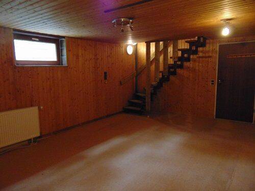 KG Hobbyraum Bild 2 mit Treppe.jpg - 