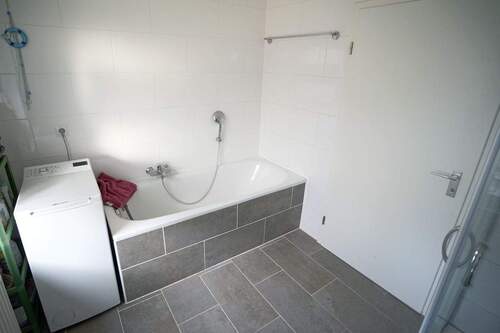Badezimmer, weitere Ansicht mit Badewanne - 