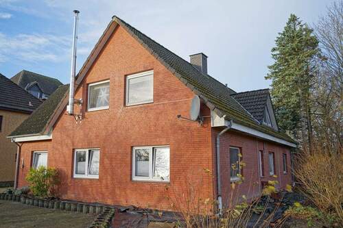 Ansicht von der Straße - Volksbank Immobilien: Zweifamilienhaus mit vielen Möglichkeiten und viel Platz!