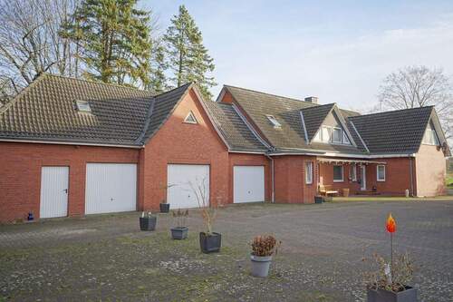 Seitenansicht mit den Haustüren und Garagen - 