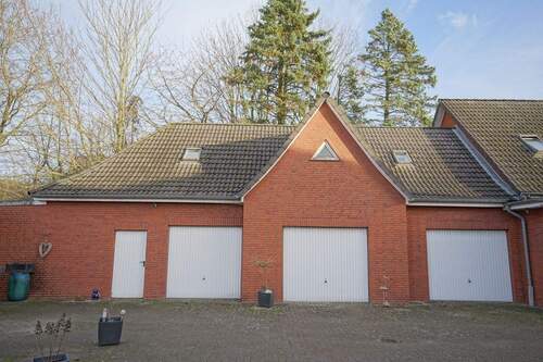 Garagen und Tür zum Aufgang Dachboden - 