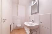 Komfortables Gäste-WC im Kellergeschoss - 