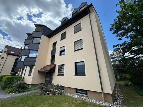 Hausansicht - Moderne 2-Zimmer-Wohnung mit Loggia & Garage – Bezugsfrei in ruhiger Lage von Gebersdorf