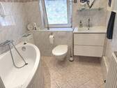 Bad mit Wanne im OG - 