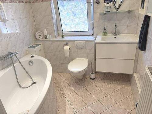 Bad mit Wanne im OG - 