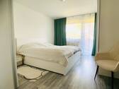 Schlafzimmer mit Zugang zum Balkon - 