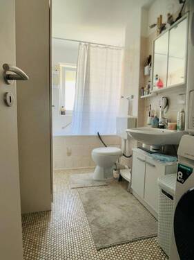 Badezimmer mit Waschmaschinenanschluss - 