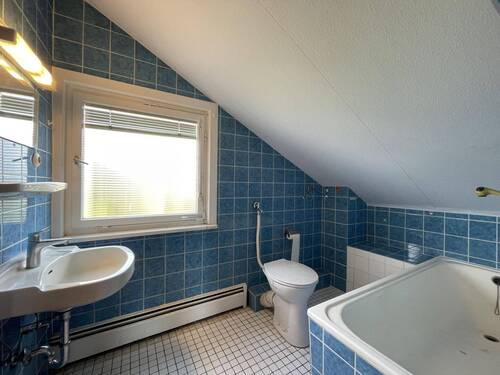 Bad mit Badewanne im Dachgeschoss - 