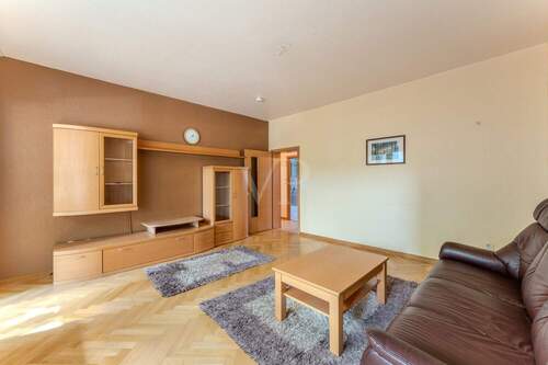 geräumiges Wohnzimmer - 