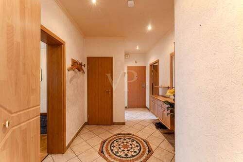 großer Flurbereich mit Mosaik Medaillon - Etagenwohnung mit 92,00 m² in Berlin zum Kaufen