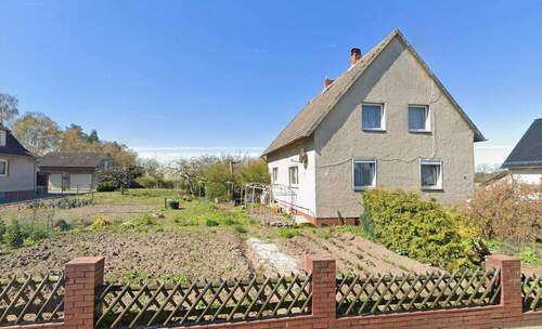 Ansicht Ost- West Blick - Einfamilienhaus in ruhiger Dorflage mit großem Grundstück, Garagen und Stallungen