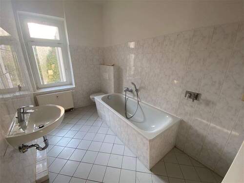 Bad mit Wanne und WM-Anschluss - 