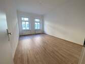 geräumiges Wohnzimmer - 2 Zimmer Etagenwohnung in Leipzig