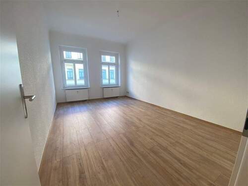 geräumiges Wohnzimmer - 2 Zimmer Etagenwohnung in Leipzig