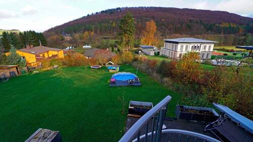 Von Ihrer Terrasse aus genießen Sie einen traumhaften Blick zum Hausberg von Martinroda, dem Veronikaberg - 7 Zimmer Einfamilienhaus zum Kaufen in Ilmenau