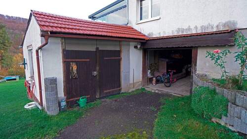 Zwei Garagen stehen für kleinere PKW sowie Fahrräder zur Verfügung - 