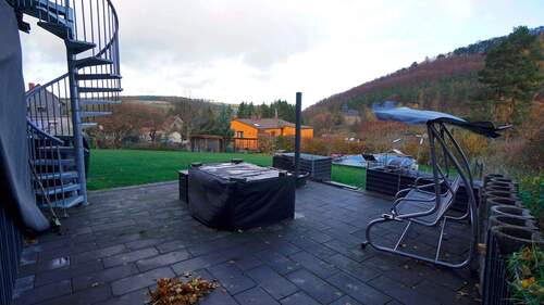 Die untere Terrasse mit kurzem Weg zum Pool - 