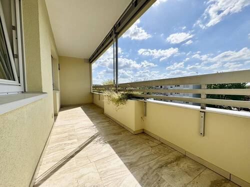 Sonniger Balkon mit Jalusien - 