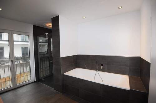 Badewanne und Dusche - 