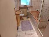 Wannenbad mit Dusche und WC - 