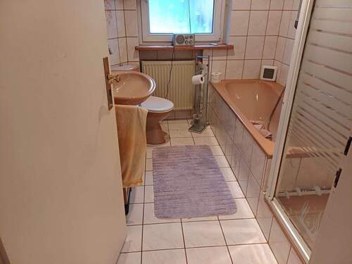 Wannenbad mit Dusche und WC - 