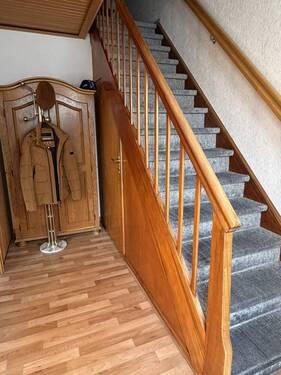 Flur und Treppenaufgang - 