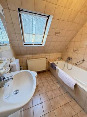 OG Bad mit Wanne (2) - 