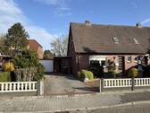 Haus und Einfahrt (4) - 4 Zimmer Doppelhaushälfte zum Kaufen in Varel
