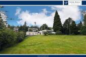 Hausansicht gartenseitig - Parkähnliches Anwesen idyllisch im Grünen mit sanierungsfähigem Bungalow, 3 Garagen und Poolhaus