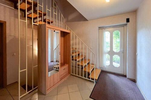 Eingangstür und Treppenaufgang - 