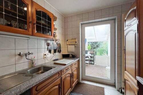 Küchentür zur überdachten kleinen Terrasse - 