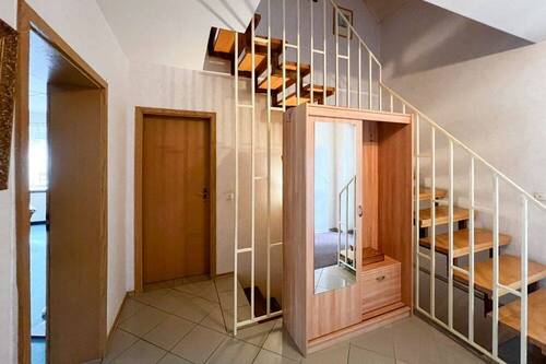 Flur und Treppenhaus - 