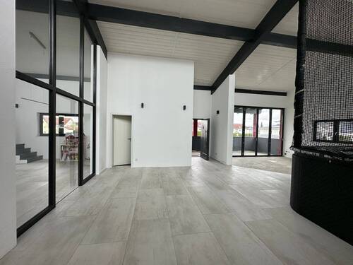 Diele mit Eingang Gäste WC - 